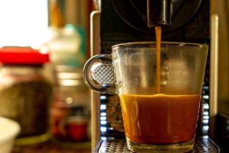 differenza tra il caffè decaffeinato prodotto con solventi chimici e quello artigianale 100% naturale